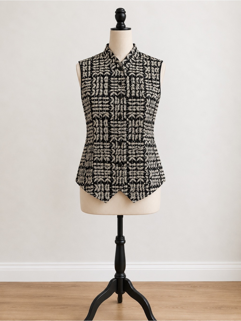 Art-to-Wear 100% Silk Dana Buchman Embroidered Pearl Button up Vest Regencycore